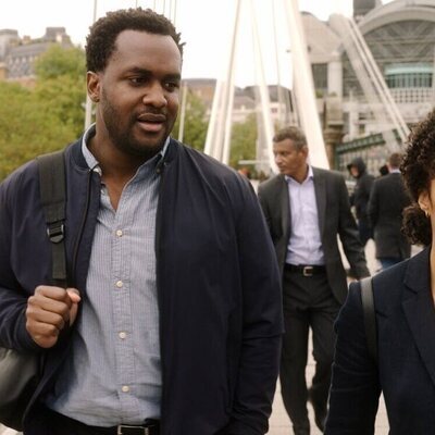 Rosalind Eleazar y Kadiff Kirwan en 2x03 'Juegos de chupitos' de 'Slow Horses'