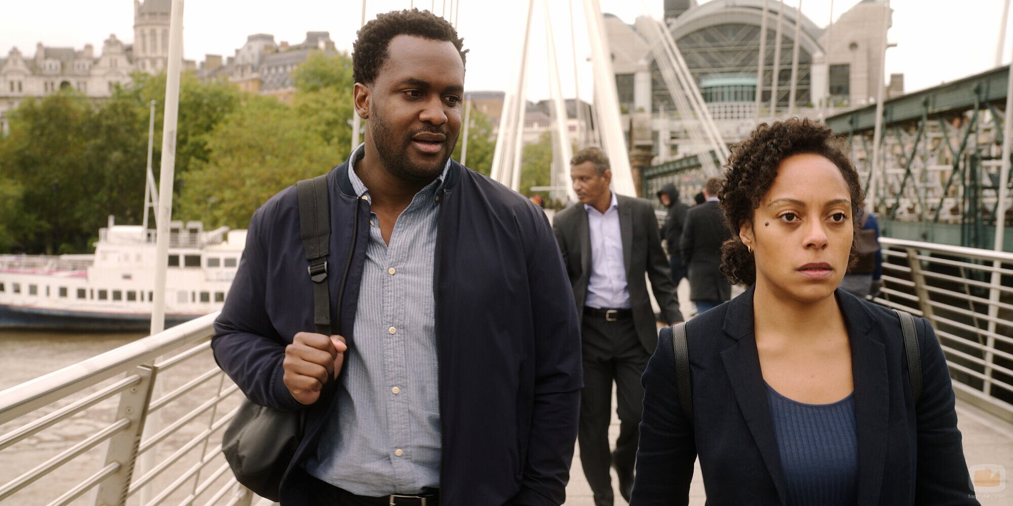 Rosalind Eleazar y Kadiff Kirwan en 2x03 'Juegos de chupitos' de 'Slow Horses'