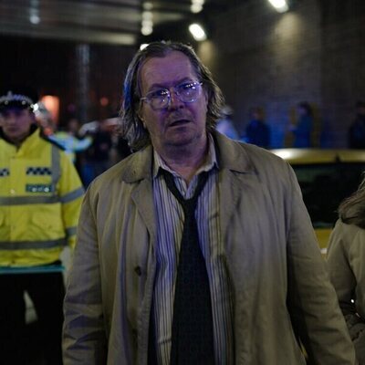 Gary Oldman y Saskia Reeves en Capítulo 3 titulado 'Juegos de chupitos' de 'Slow Horses'