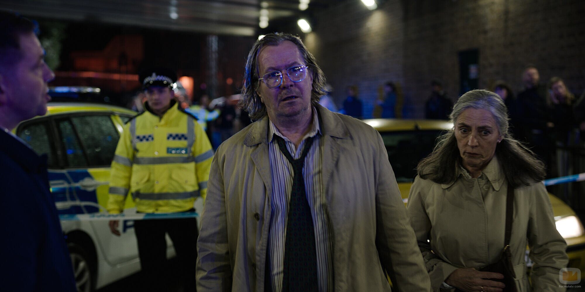 Gary Oldman y Saskia Reeves en Capítulo 3 titulado 'Juegos de chupitos' de 'Slow Horses'