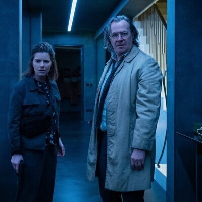 Gary Oldman y Aimee-Ffion Edwards en el 2x04 de 'Slow Horses'
