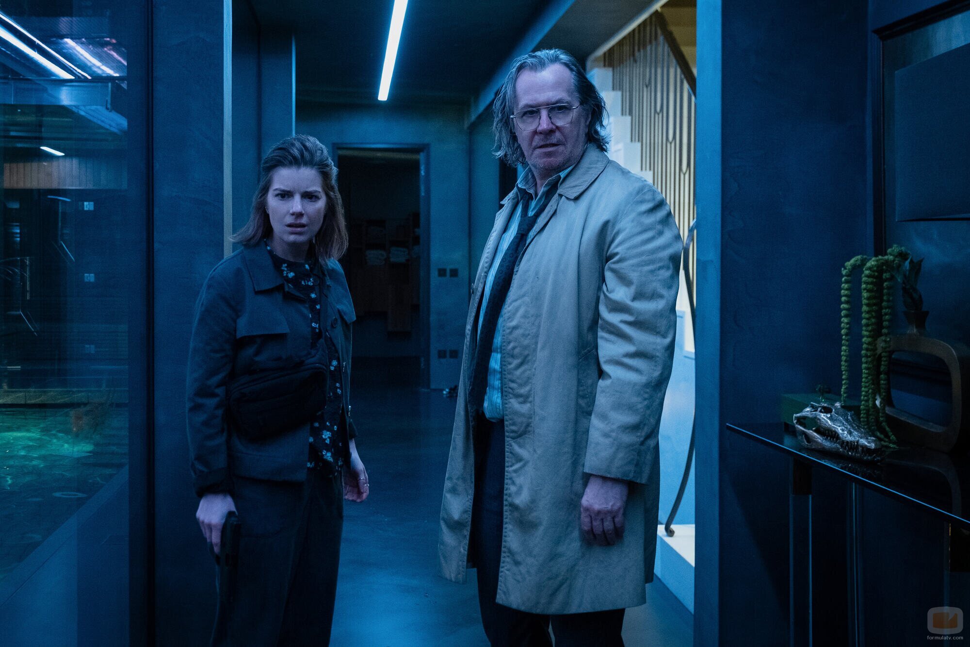 Gary Oldman y Aimee-Ffion Edwards en el 2x04 de 'Slow Horses'