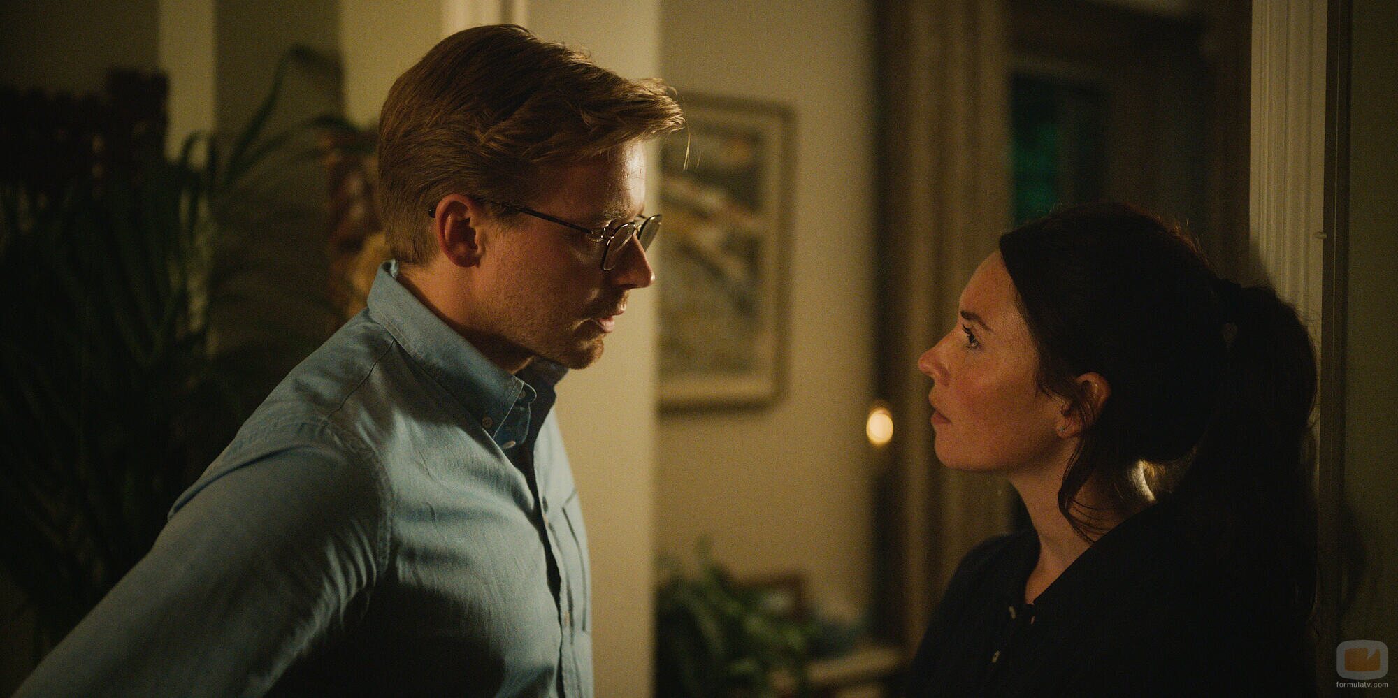 Jack Lowden y Tamsin Topolski en 'Cigarra' de 'Slow Horses'