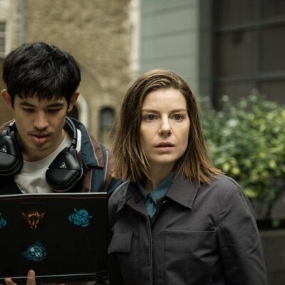 Christopher Chung y Aimee-Ffion Edwards en la temporada 2 y el capítulo 05 de 'Slow Horses'