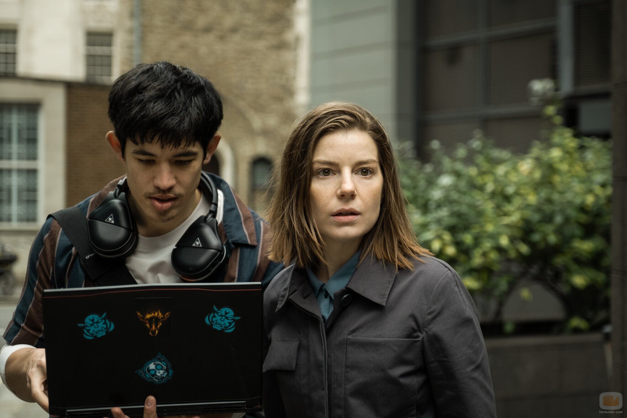 Christopher Chung y Aimee-Ffion Edwards en la temporada 2 y el capítulo 05 de 'Slow Horses'