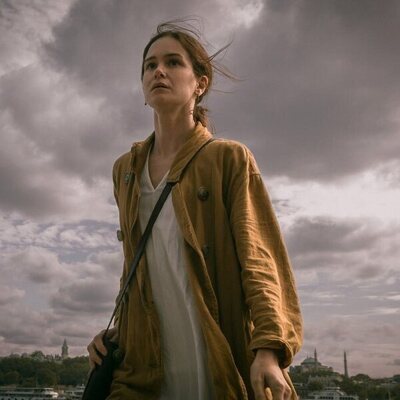 Katherine Waterston en 3x01 titulado 'Juegos extraños' de 'Slow Horses'