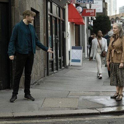 Saskia Reeves y Jack Lowden en 3x01 titulado 'Juegos extraños' de 'Slow Horses'