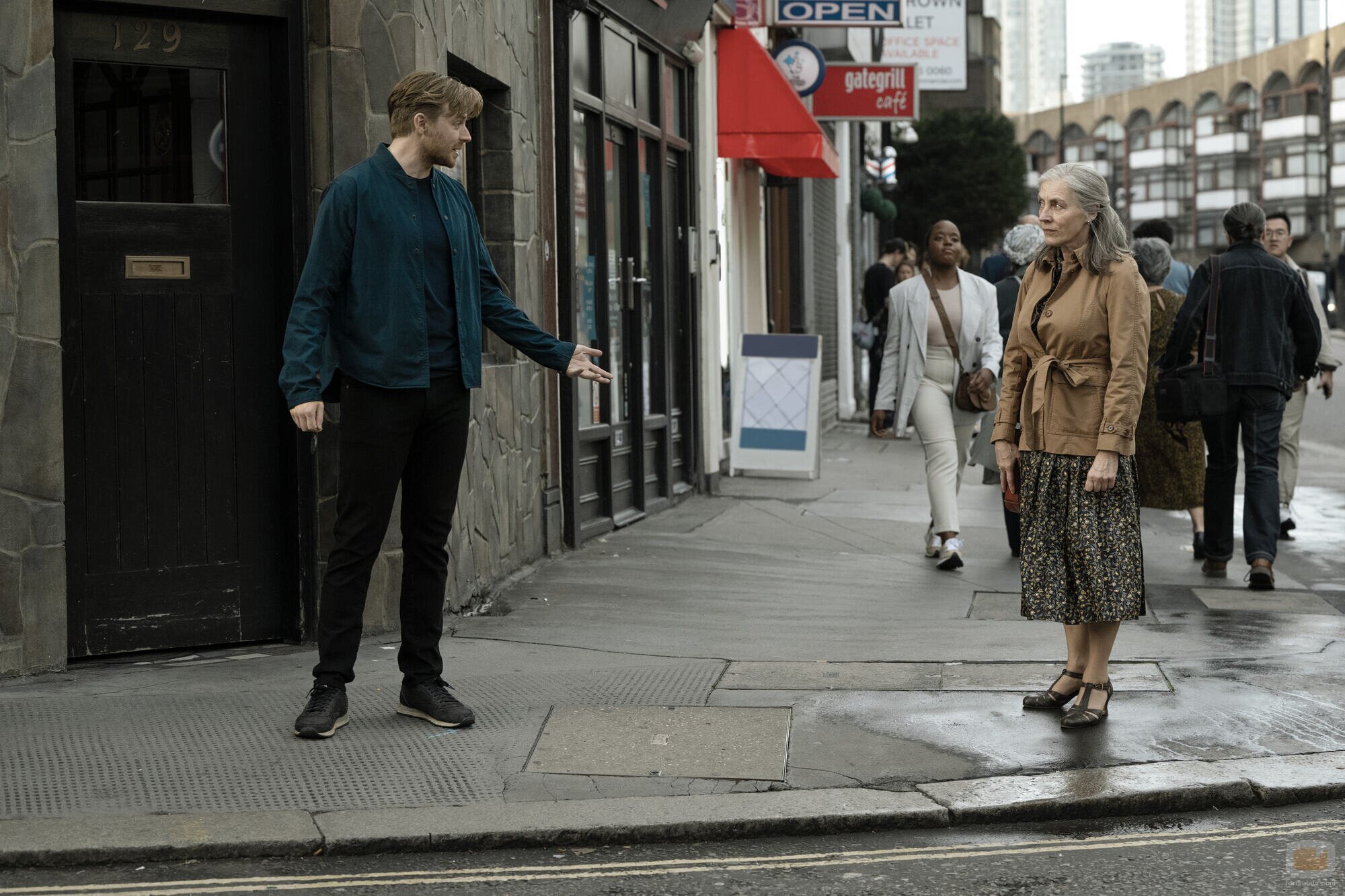 Saskia Reeves y Jack Lowden en 3x01 titulado 'Juegos extraños' de 'Slow Horses'