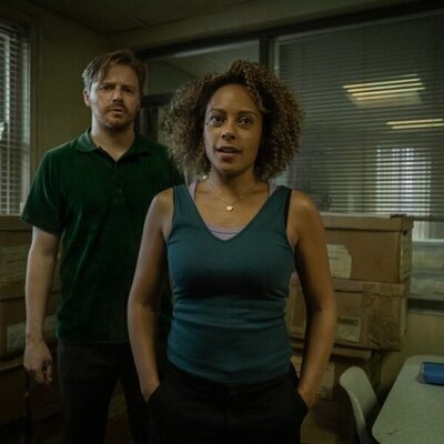 Rosalind Eleazar y Jack Lowden en 'Juegos extraños' de 'Slow Horses'
