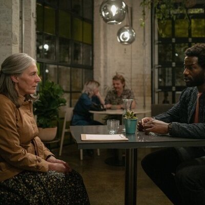 Saskia Reeves y Sope Dirisu en la temporada 3 y el capítulo 01 de 'Slow Horses'