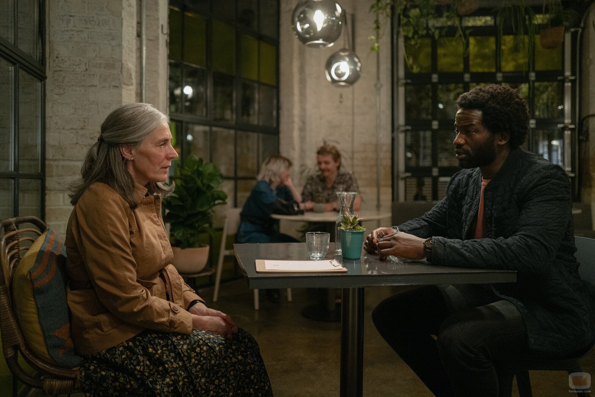 Saskia Reeves y Sope Dirisu en la temporada 3 y el capítulo 01 de 'Slow Horses'