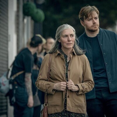 Saskia Reeves y Jack Lowden en 'Juegos extraños' de 'Slow Horses'