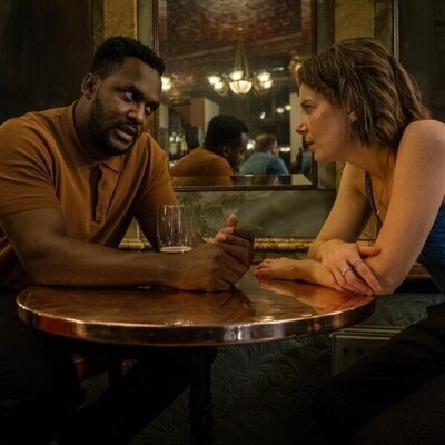 Kadiff Kirwan y Aimee-Ffion Edwards en la temporada 3 y el capítulo 01 de 'Slow Horses'