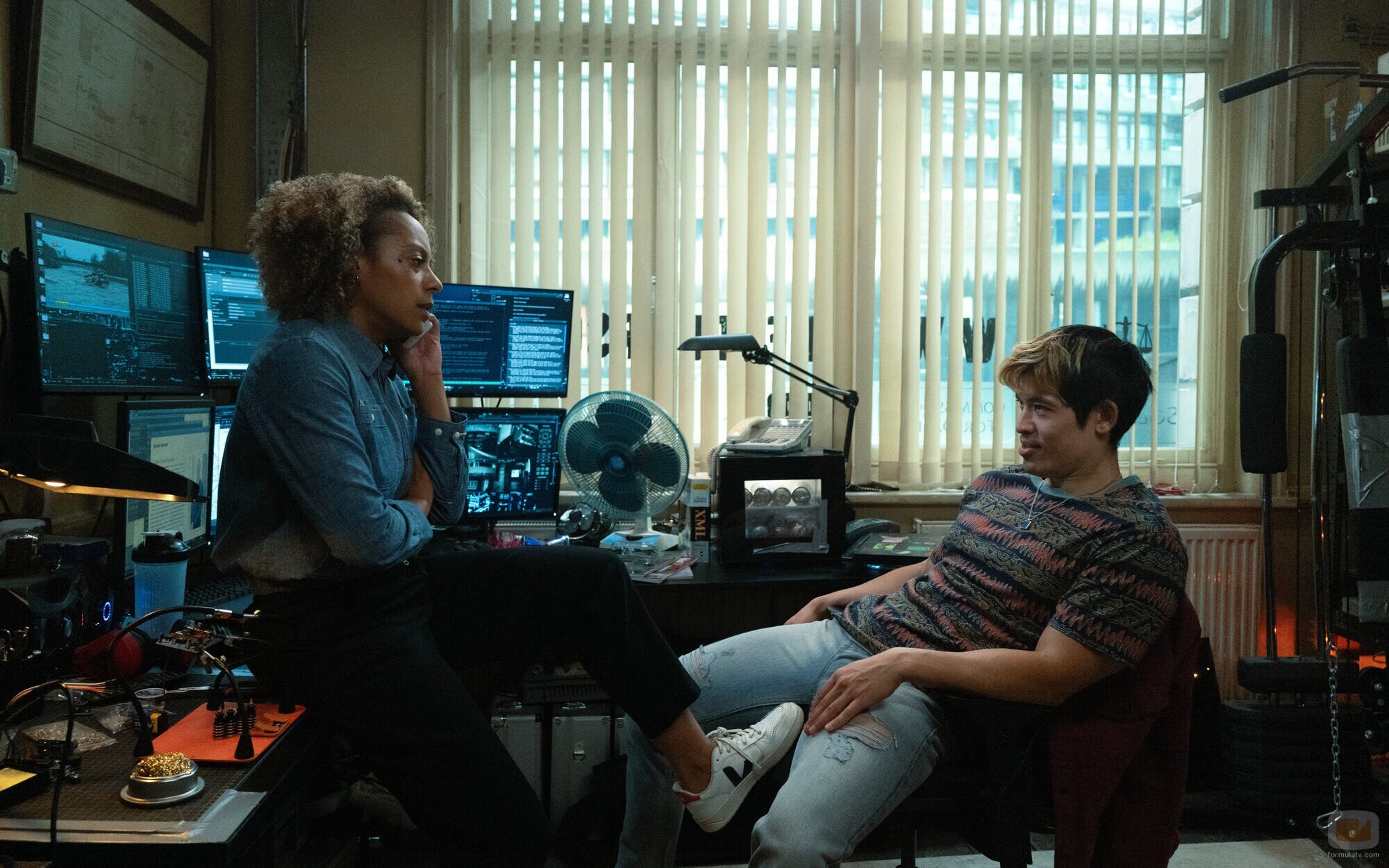 Rosalind Eleazar y Christopher Chung en Capítulo 2 titulado 'Lecciones duras' de 'Slow Horses'
