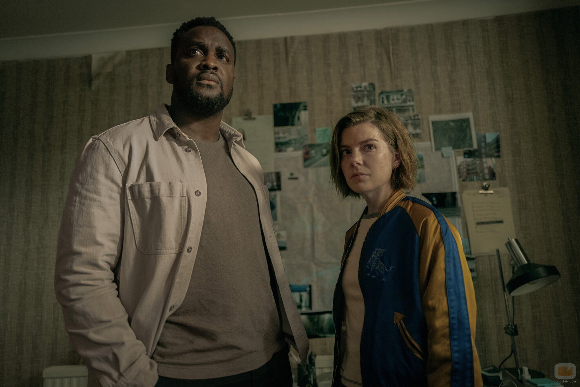 Kadiff Kirwan y Aimee-Ffion Edwards en 3x03 titulado 'Negociando con tigres' de 'Slow Horses'