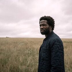 Sope Dirisu en 3x04 titulado 'Visitas inesperadas' de 'Slow Horses'