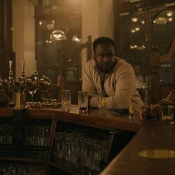 Kadiff Kirwan y Aimee-Ffion Edwards en el 3x05 de 'Slow Horses'