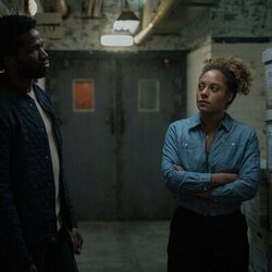 Rosalind Eleazar y Sope Dirisu en 3x05 titulado 'Limpieza' de 'Slow Horses'