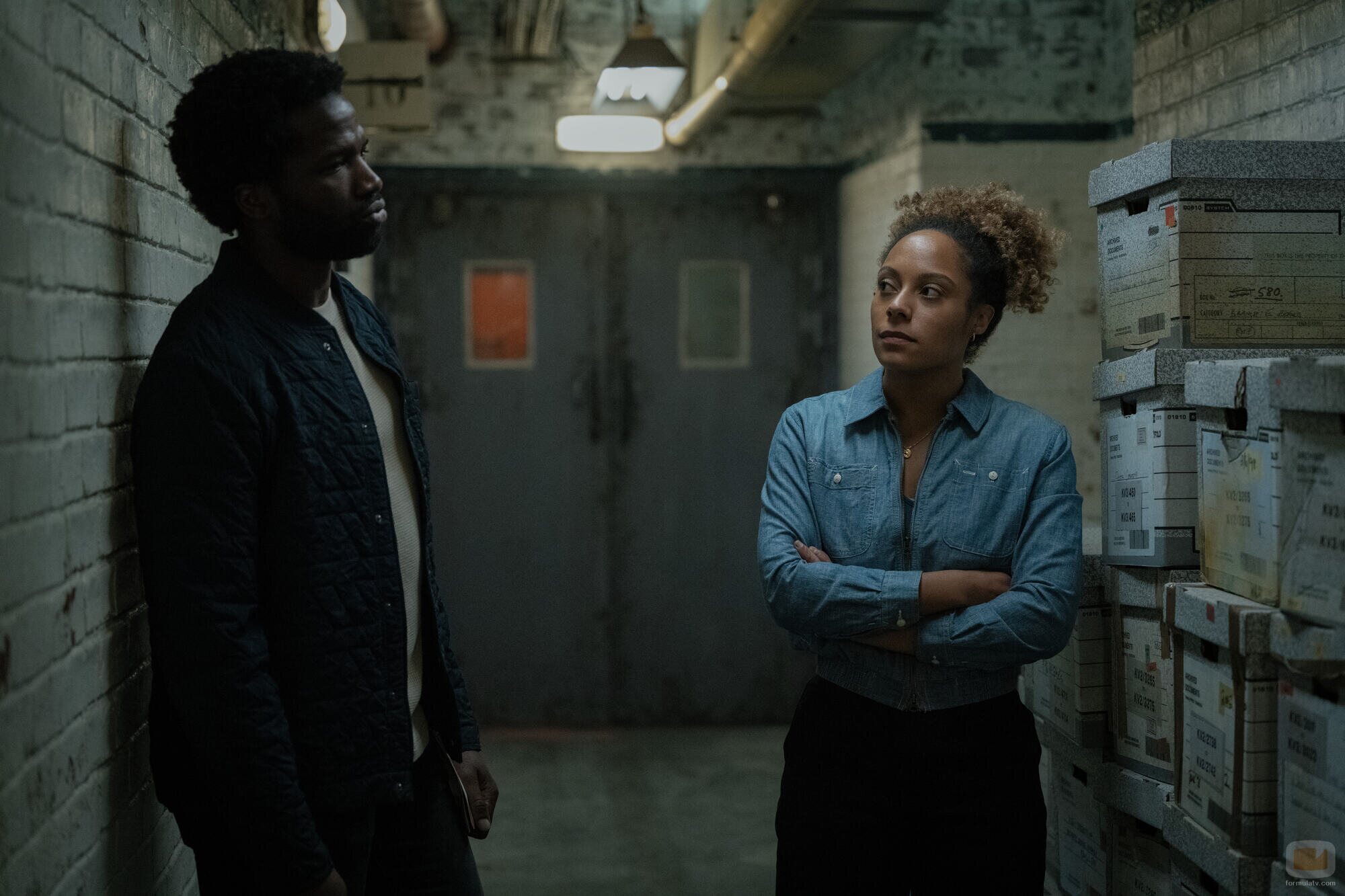 Rosalind Eleazar y Sope Dirisu en 3x05 titulado 'Limpieza' de 'Slow Horses'