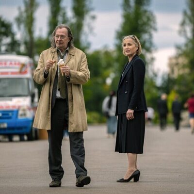 Gary Oldman y Kristin Scott Thomas en 'Footprint' de 'Slow Horses'