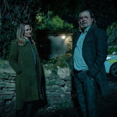 Gary Oldman y Ruth Bradley en 'Suplantación de identidad' de 'Slow Horses'