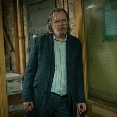 Gary Oldman en 4x02 titulado 'Un extraño llega al pueblo' de 'Slow Horses'