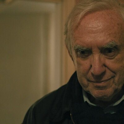 Jonathan Pryce en 4x02 'Un extraño llega al pueblo' de 'Slow Horses'