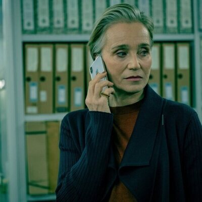 Kristin Scott Thomas en el 4x02 de 'Slow Horses'