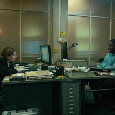 Kadiff Kirwan y Aimee-Ffion Edwards en 'Un extraño llega al pueblo' de 'Slow Horses'