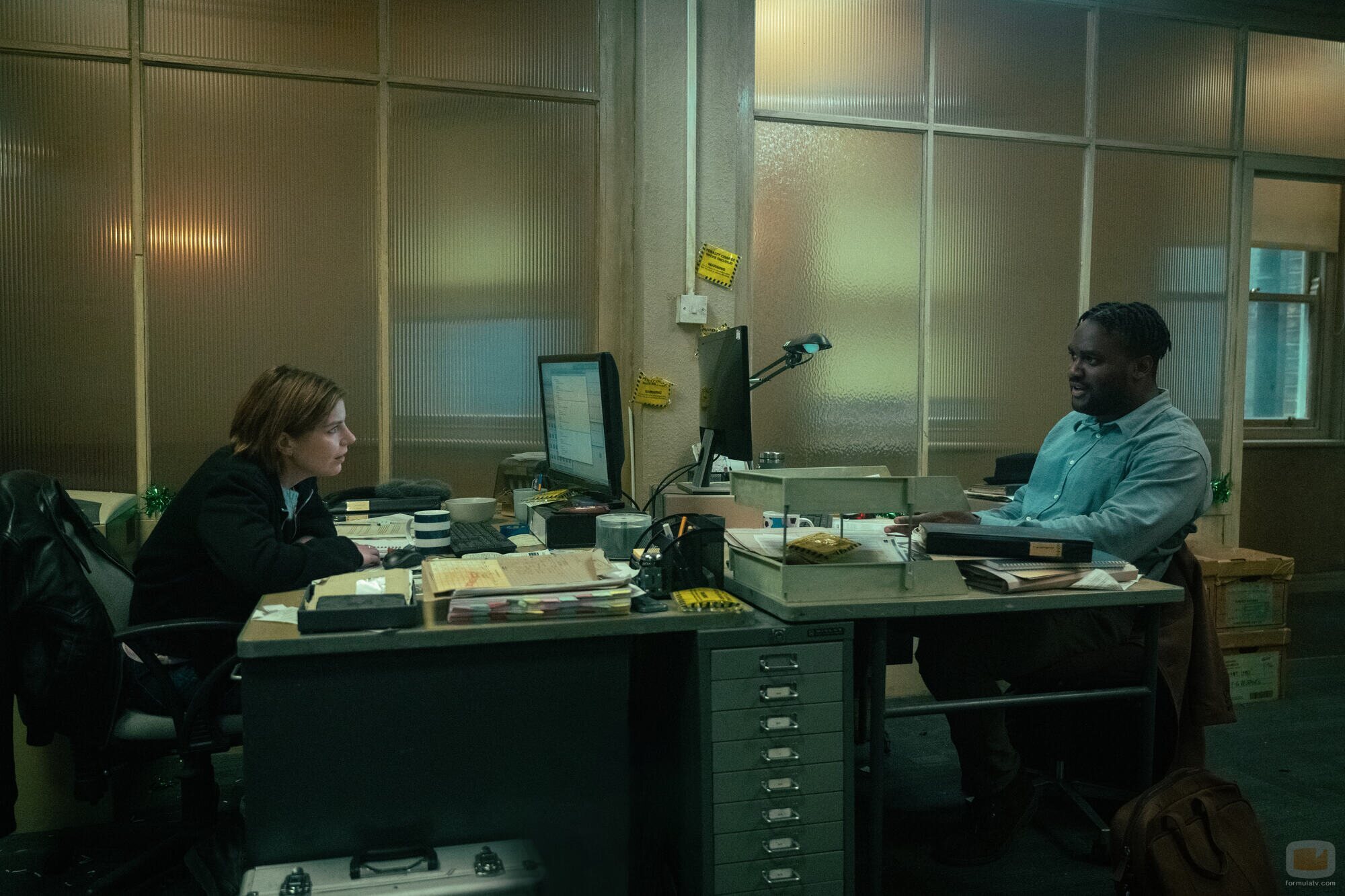 Kadiff Kirwan y Aimee-Ffion Edwards en 'Un extraño llega al pueblo' de 'Slow Horses'