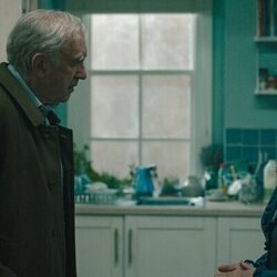 Jonathan Pryce y Saskia Reeves en '¿En qué estás pensando?' de 'Slow Horses'