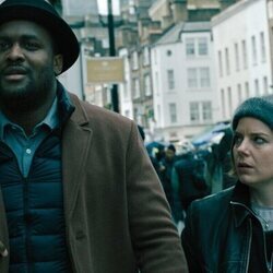 Kadiff Kirwan y Aimee-Ffion Edwards en el 4x03 de 'Slow Horses'