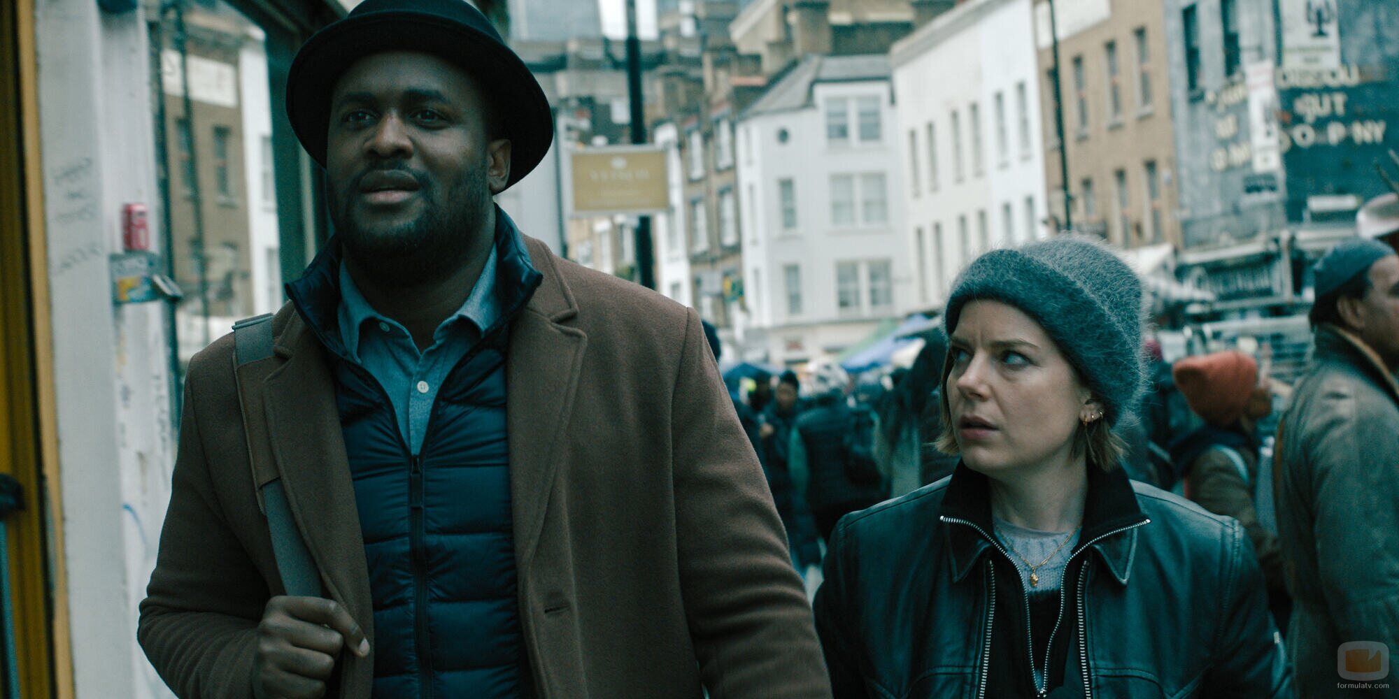 Kadiff Kirwan y Aimee-Ffion Edwards en el 4x03 de 'Slow Horses'