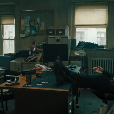 Gary Oldman y Ruth Bradley en '¿En qué estás pensando?' de 'Slow Horses'