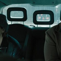 Kadiff Kirwan y Aimee-Ffion Edwards en el 4x04 de 'Slow Horses'