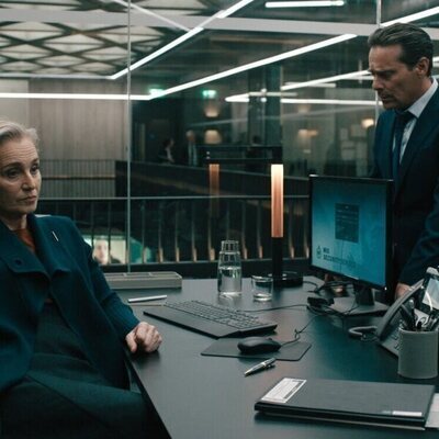 James Callis y Kristin Scott Thomas en 'Grave peligro' de 'Slow Horses'