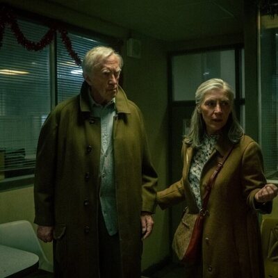 Jonathan Pryce y Saskia Reeves en 'Hola y adiós' de 'Slow Horses'