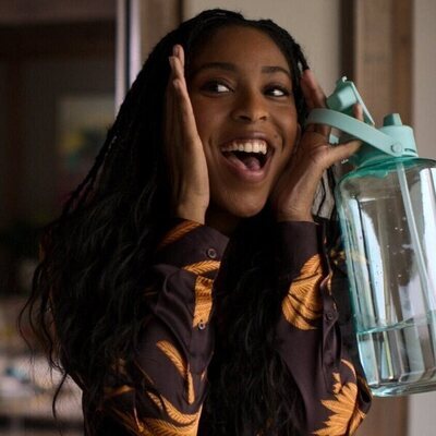Escena de Jessica Williams en Capítulo 1 titulado 'Echarlo a suertes' de 'Terapia sin filtro'