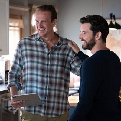 Michael Urie y Jason Segel en el 1x01 de 'Terapia sin filtro'
