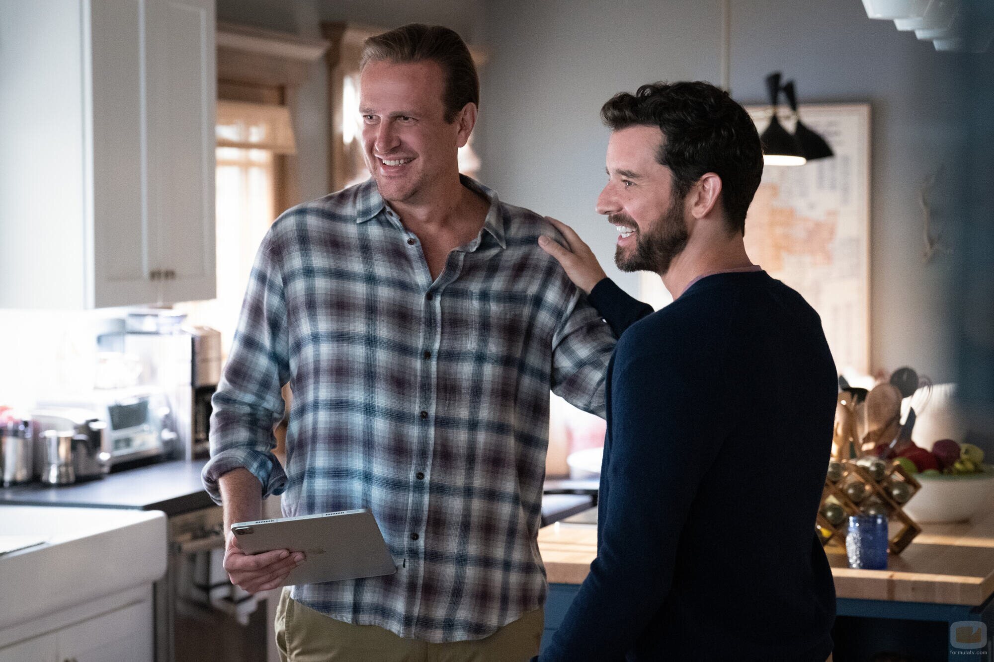 Michael Urie y Jason Segel en el 1x01 de 'Terapia sin filtro'