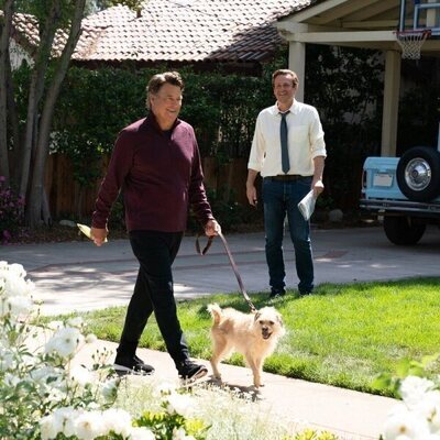Jason Segel y Ted McGinley en la temporada 1 y el capítulo 01 de 'Terapia sin filtro'