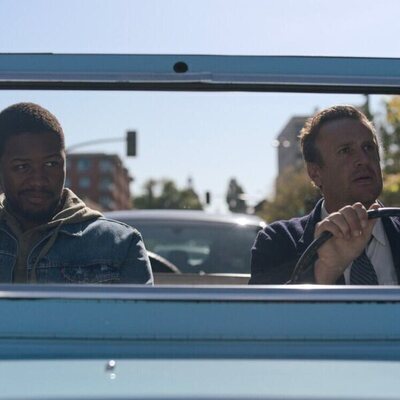 Jason Segel y Luke Tennie en 1x01 titulado 'Echarlo a suertes' de 'Terapia sin filtro'