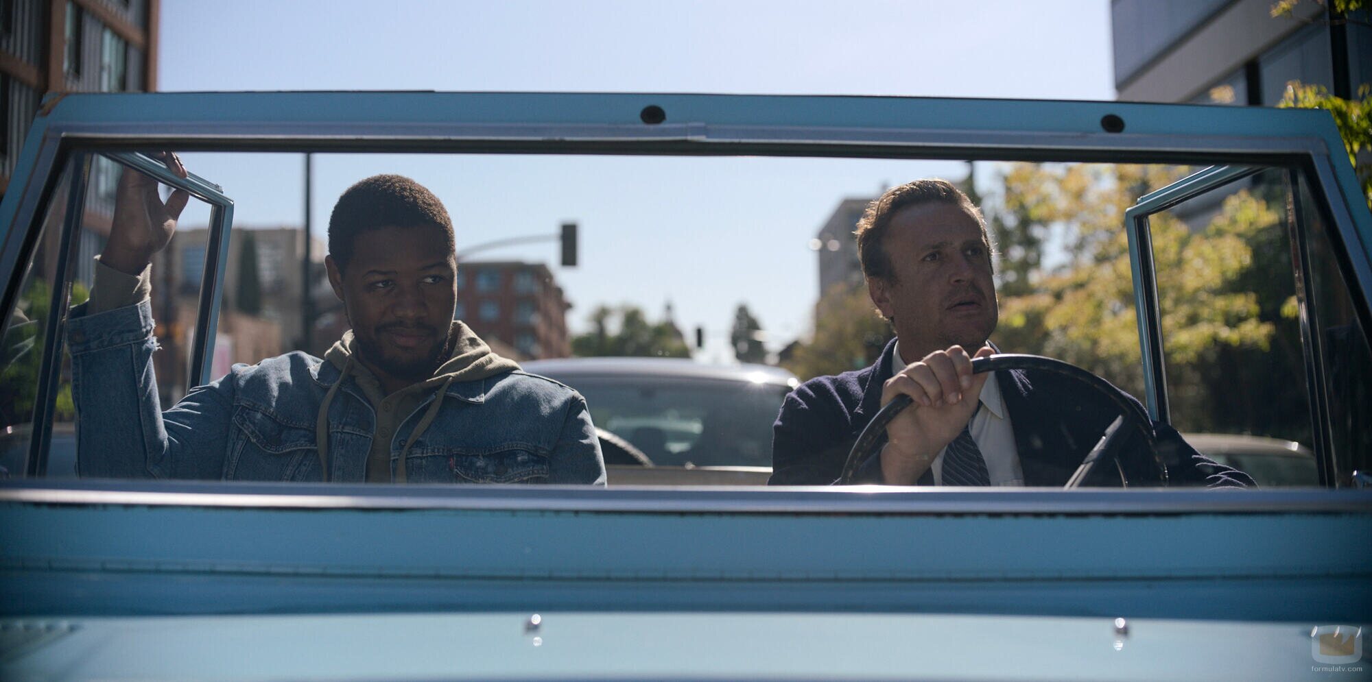 Jason Segel y Luke Tennie en 1x01 titulado 'Echarlo a suertes' de 'Terapia sin filtro'