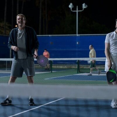 Michael Urie y Jason Segel en Capítulo 2 titulado 'Fortaleza de soledad' de 'Terapia sin filtro'