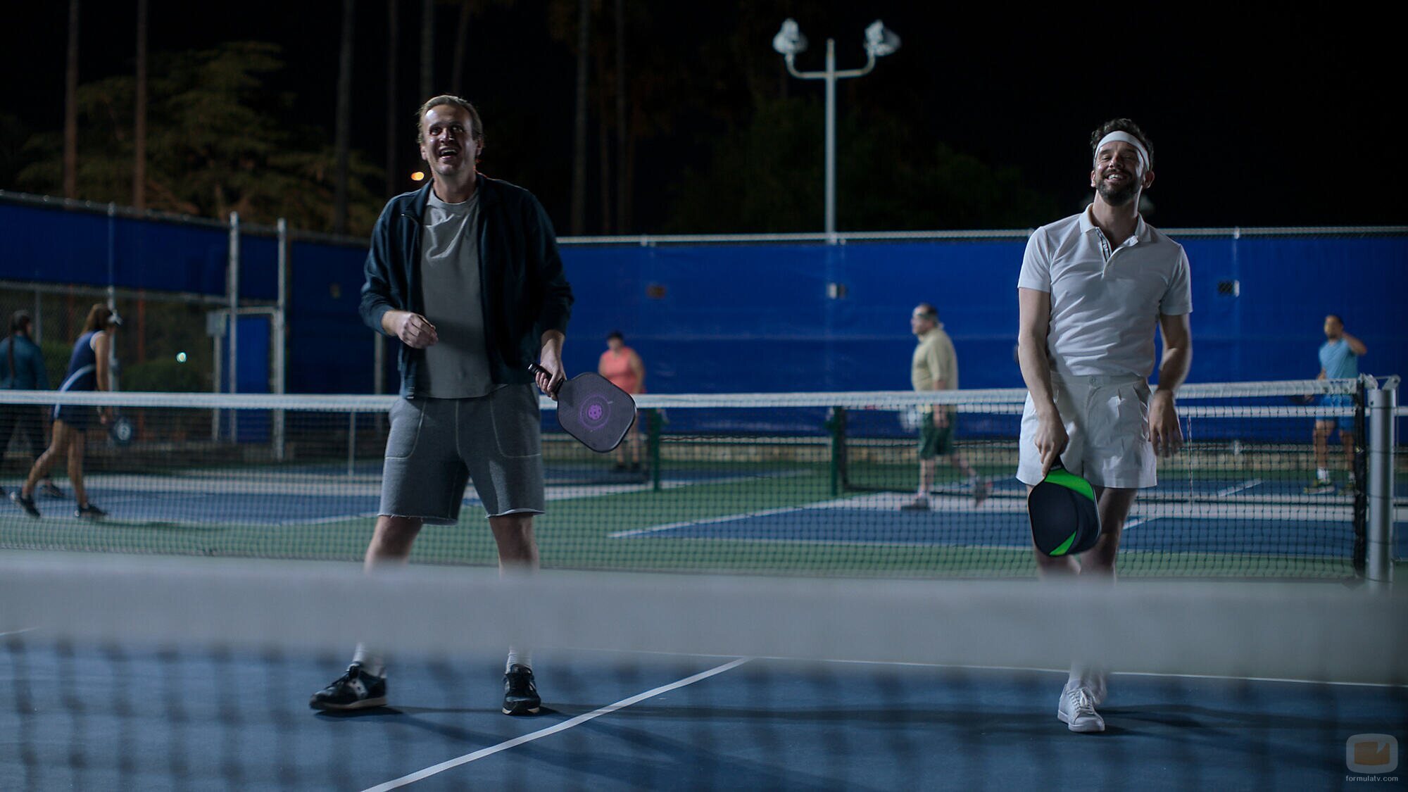 Michael Urie y Jason Segel en Capítulo 2 titulado 'Fortaleza de soledad' de 'Terapia sin filtro'