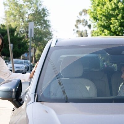 Christa Miller y Lukita Maxwell en 1x02 titulado 'Fortaleza de soledad' de 'Terapia sin filtro'