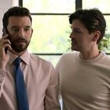 Michael Urie y Devin Kawaoka en 1x02 'Fortaleza de soledad' de 'Terapia sin filtro'