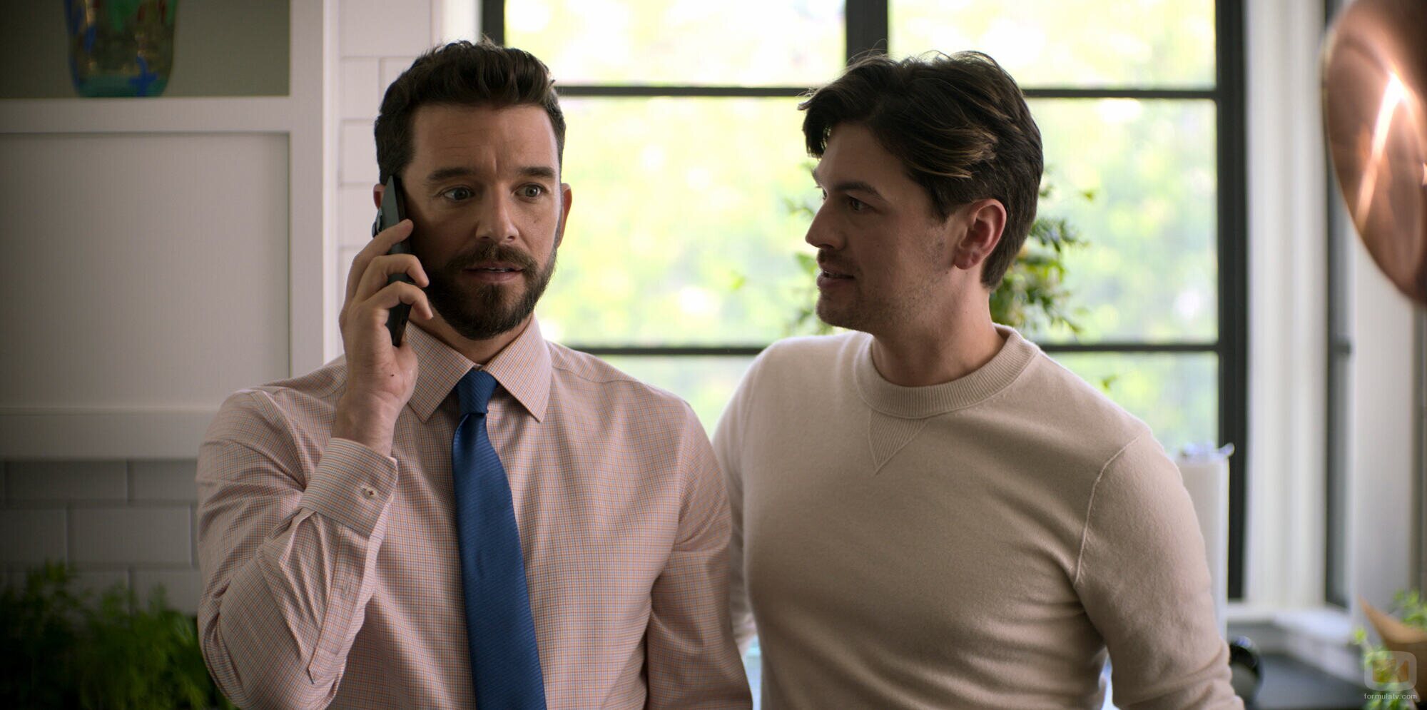 Michael Urie y Devin Kawaoka en 1x02 'Fortaleza de soledad' de 'Terapia sin filtro'