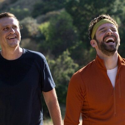 Michael Urie y Jason Segel en Capítulo 3 titulado 'Quince minutos' de 'Terapia sin filtro'