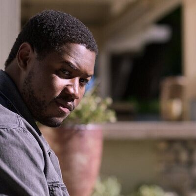 Luke Tennie en 1x03 titulado 'Quince minutos' de 'Terapia sin filtro'